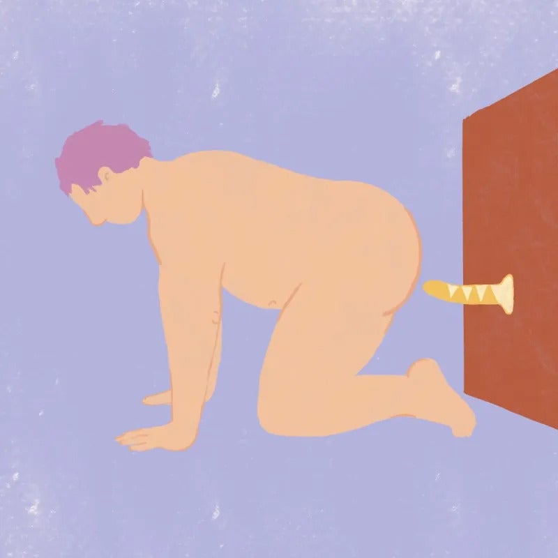 personne pratiquant la levrette avec un gode ventouse
