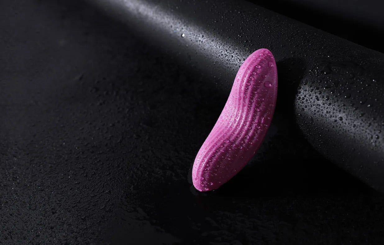 stimulateur connecté culotte vibrante sur fond noir