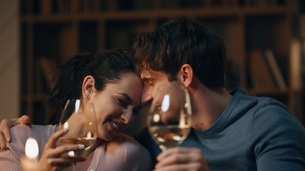 Couple échangeant un moment de complicité en extérieur.